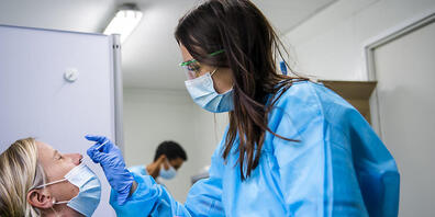 Eine Spitalmitarbeiterin führt einen Corona-Test bei einer Patientin durch. (Archivbild)