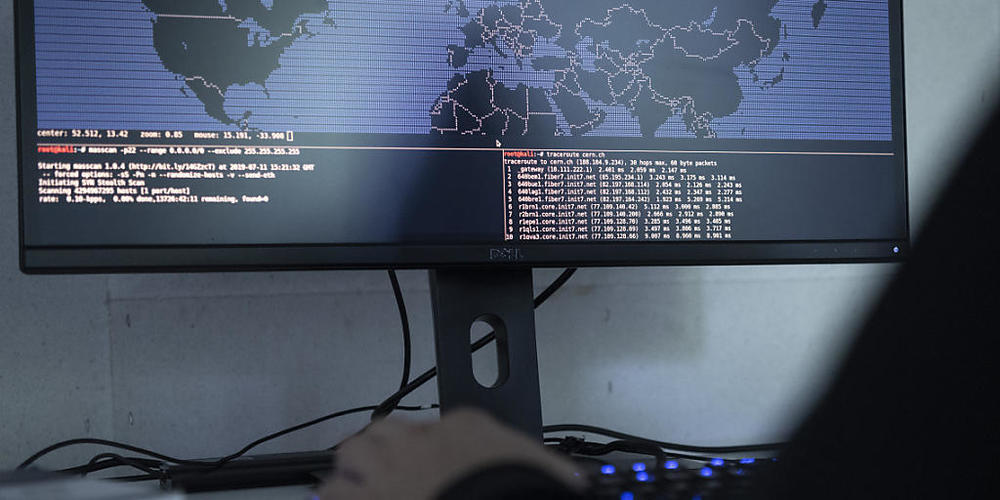 Die St. Galler Kantonspolizei stellte im vergangenen Jahr eine Zunahme der Betrügereien und Erpressungen übers Internet fest. (Symbolbild)