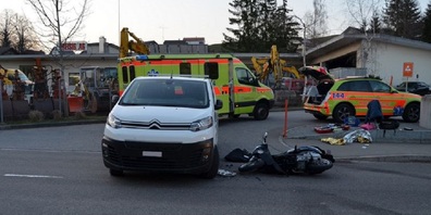 Die Rollerfahrerin musste vor Ort medizinisch betreut werden.