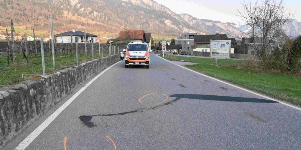 Der Töfffahrer und seine Mitfahrerin fuhren von Fläsch nach Maienfeld und stürzten beim Dorfeingang.