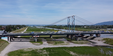 Zuerst wurde die Fahrbahnplatte montiert, jetzt folgt die Überspannung mit Stahlseilen und Masten. 