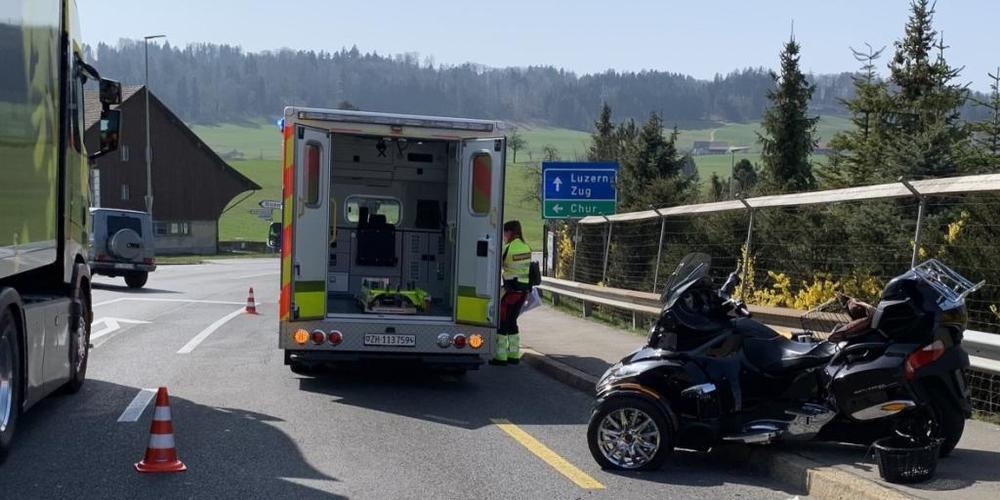 Das Unfallopfer war auf einem dreirädrigen Motorrad unterwegs und wurde über die Leitplanke rechts am Strassenrand geschleudert.