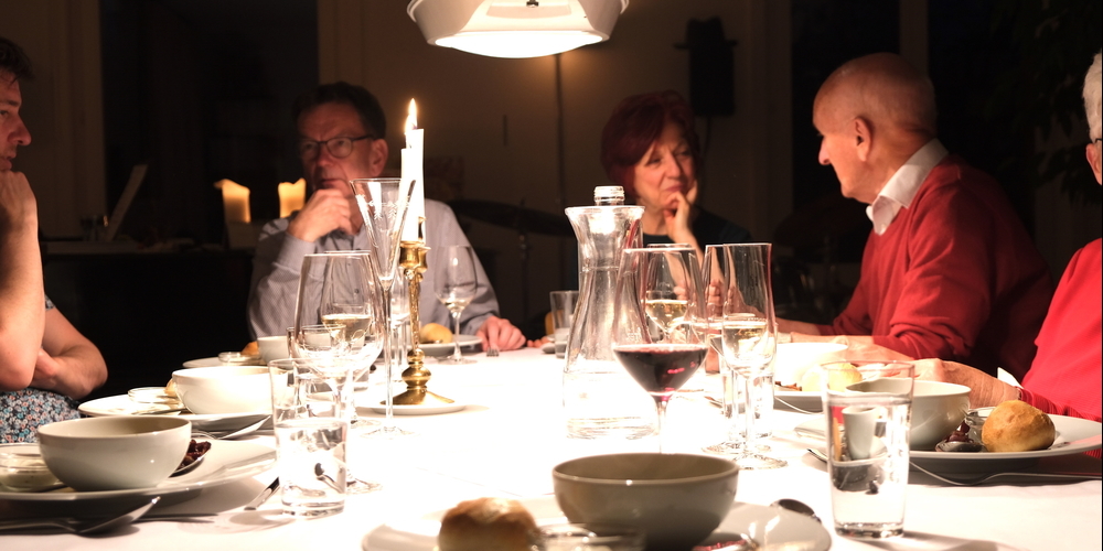 Einige Gäste am Tisch beim Gespräch.