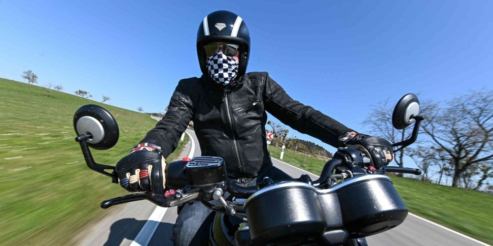 Motorradfahrende können sich durch eine geeignete Ausrüstung gut schützen.