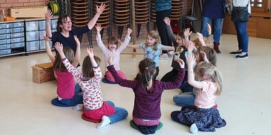 «Music Trail-Besucher beim Posten 7 im Spatzenchor von Musik im Zentrum.»