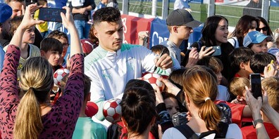 Granit Xhaka gibt Autogramme und macht Selfies mit seinen Fans.