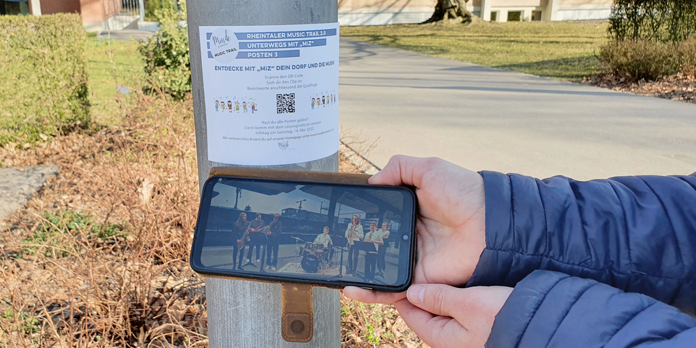 So geht’s: Den QR-Code scannen, den Clip hören, die Quizfrage beantworten und den Buchstaben auf dem Laufblatt notieren