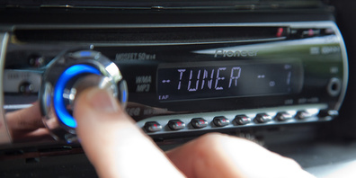 Am Autoradio herumhantiert und auf die Gegenfahrbahn geraten.