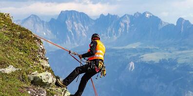 Alpinisten der St. Galler Kantonspolizei halfen bei der Rettung eines 36-jährigen Mannes, der beim Canyoning in Vilters abstürzte und schwer verletzt wurde. (Symbolbild)