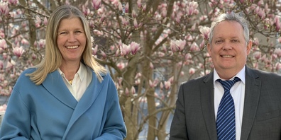 Ann-Veruschka Jurisch tauscht sich mit Stadtpräsident Thomas Niederberger aus. 