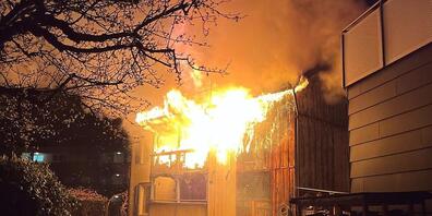 Die Flammen griffen von der Laube im ersten Obergeschoss rasch auf das ganze Gebäude über.