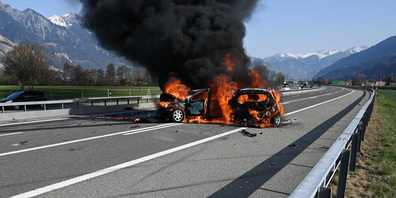Zwei Autos in Vollbrand: Auf der Autobahn bei Vilters kommt es zu einer Kollision zwischen zwei Autos, die daraufhin in Brand geraten.