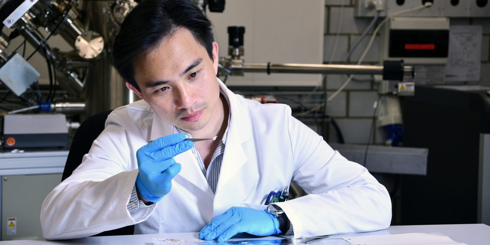 Empa-Forscher Fei Pan arbeitet an einer Membran aus Nanofasern, die Medikamente nur dann abgibt, wenn sich das Material erwärmt – also sobald sich eine Wunde entzündet.