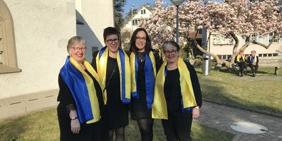 Nicole Hiesmayr (2.v.r) mit Sängerinnen der Swiss Gospel Singers vor dem Benefizkonzert für die Ukraine