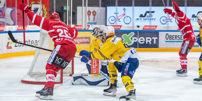 Nando Eggenberger (SCRJ) bejubelt sein 1:0 im dritten Playoffspiel zwischen den SCRJ Lakers und dem HC Davos.