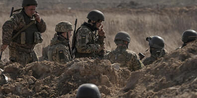 Ukrainische Soldaten stehen in Schützengräben nördlich von Kiew. Foto: Vadim Ghirda/AP/dpa