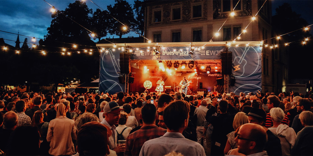 20 Konzerte, 3 Bühnen, exklusive Food & Getränkestände und ein Bardorf sorgen für ausgelassene Stimmung und hochwertigen Musikgenuss. (Archivbild 2019)