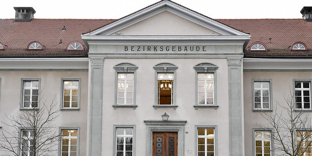 Das Bülacher Bezirksgericht hat am Dienstag einen Mann verurteilt, der falsch parkierte Autos abschleppte und diese zurückbehielt, bis deren Halter hohe Gebühren zahlten. (Archivbild)