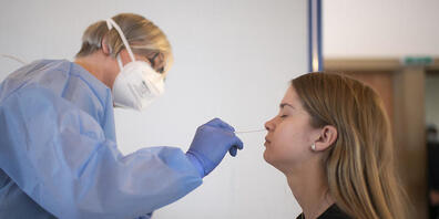 Ein PCR-Test bei einer Schülerin in Schiers GR. (Archivbild)