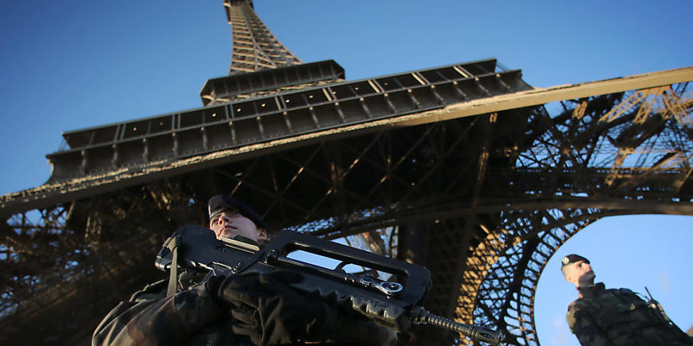 ARCHIV - Die Anschläge in Paris im Jahr 2015 versetzten viele Menschen in Angst und Schrecken. Erst ein Jahr zuvor gab es ein Attentat auf das Satiremagazin Charlie Hebdo und viele Pariser fragten sich, ob sie sich in ihrer Stadt noch sicher fühle...