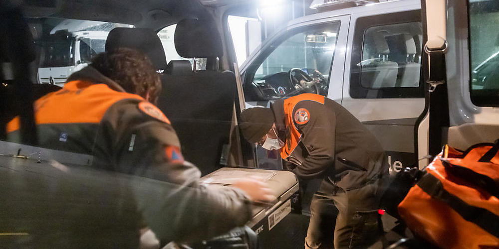 Zivilschützer im Einsatz beim Impfen gegen Covid-19: Laut der Finanzkontrolle sollte der Bund den Kantonen engere Vorgaben machen, wann Zivilschützer in Notlagen helfen sollen. (Archivbild)