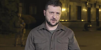 HANDOUT - Dieses vom Pressebüro des ukrainischen Präsidenten zur Verfügung gestellte Videostandbild zeigt Wolodymyr Selenskyj, Präsident der Ukraine, während einer Ansprache am Mittwochabend. Foto: Uncredited/Ukrainian Presidential Press Office/AP...