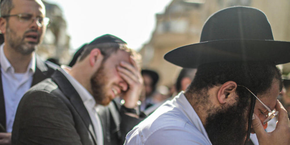 dpatopbilder - Israelische Trauernde nehmen an der Beerdigung teil. Am Dienstagabend, 29.03.2022, hatte ein bewaffneter Palästinenser in Bnei Brak bei Tel Aviv das Feuer auf Passanten eröffnet. Er wurde daraufhin von Polizisten erschossen. Foto: I...