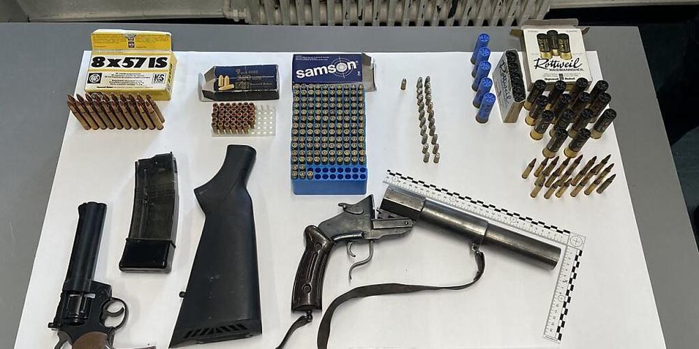 Verbotene Waffen und Munition haben Beamte des Bundesamts für Zoll und Grenzsicherheit an der Grenze in St. Margrethen SG sichergestellt.