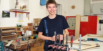 Der Schreinerlehrling Lino Landolt von hr rechsteiner ag hat ein Holz-Fahrrad entworfen und baut dieses nun zusammen. Falls ihm das kreative Projekt gelingt, soll das besondere Velo an der Offa in St.Gallen anlässlich des Schreiner-Lehrlingswettbewerb ausgestellt werden.