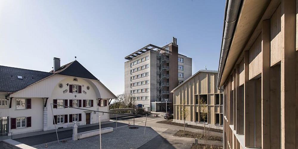 Noch wirkt der Dorfplatz des Juradorfs in Wiedlisbach etwas kahl. Doch ab nächster Woche werden die ersten 56 Bewohnenden die neuen Wohnungen, den Platz und den Dorfladen mit Leben erfüllen.