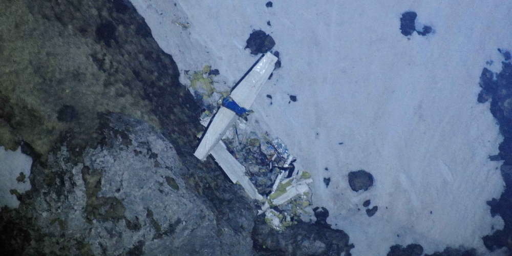 Der Pilot wird noch immer vermisst (im Bild: ein Teil der zerstörten Cessna).
