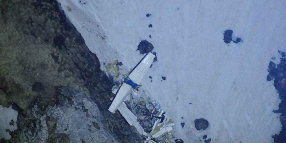 Die Einsatzkräfte fanden über mehrere hundert Meter verteilt Wrackteile des abgestürzten Kleinflugzeugs.