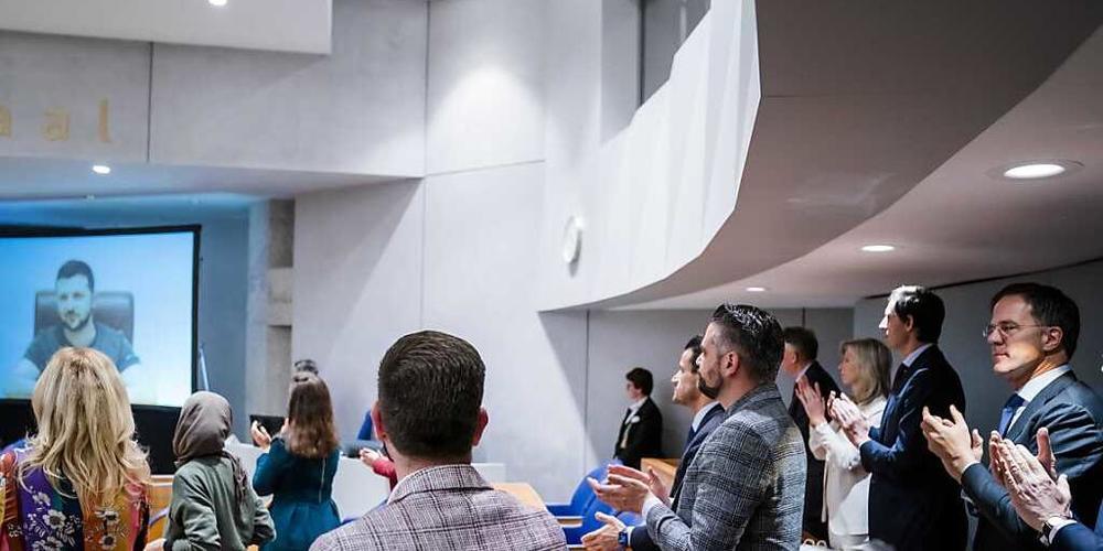 Wolodymyr Selenskyj, Präsident der Ukraine, spricht vor dem niederländischen Parlament und fordert Energielieferungen aus Russland zu boykottieren. Foto: Bart Maat/ANP/dpa