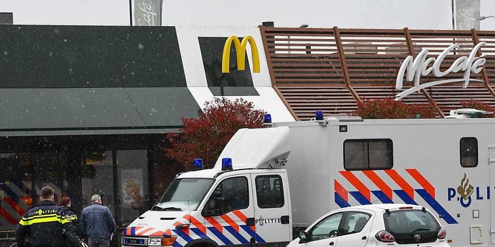 Im niederländischen Zwolle sind am Mittwochabend zwei Männer nach Schüssen in einem Schnellrestaurant ums Leben gekommen sind. Foto: Vincent Jannink/ANP/dpa