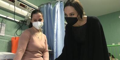 HANDOUT - US-Schauspielerin Angelina Jolie besucht ein ukrainisches Kind im Vatikan-Kinderkrankenhaus Bambino Gesu. In der Einrichtung werden Kinder behandelt, die wegen des Konflikts in der Ukraine nach Italien flüchteten. Foto: Ospedale Pediatri...