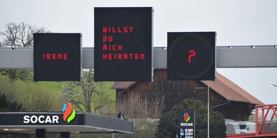 Aktion für die Bevölkerung: Das Astra hat eine kreative Lösung für die noch nicht betriebsbereiten Signalportale gefunden. 