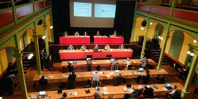 Blick in die Sitzung des Wiler Stadtparlaments vom 31. März 2022 unter der Leitung von Parlamentspräsident Pascal Stieger.