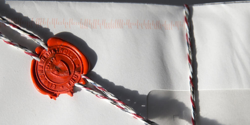 Damit es bei den Abstimmungen mit rechten Dingen zugeht: Versiegelte Abstimmungscouverts in Thun. (Archivbild)