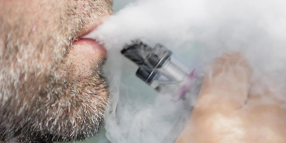 Geht es nach den Gesundheitsorganisationen, so müsste ein Nikotinflächchen zur Abschreckung bis zu 16 mal teurer werden. Der Vape-Verband hingegen sieht in den E-Zigaretten ein Mittel zum Rauchstopp und möchte daher möglichst tiefe Steuern. (Archi...