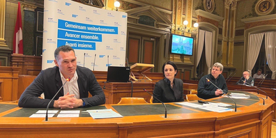 (v.l.n.r.) Podiumsdiskussion zum Transplantationsgesetz mit Nationalrat Marcel Dobler, Kantonsrätin Isabel Schorer und Gast David Gysel (EDU).