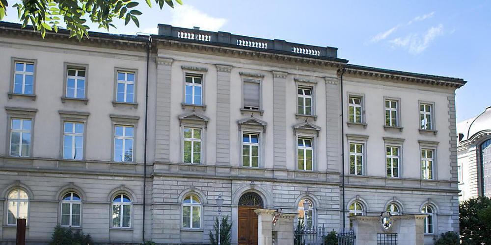 Das alte Staatsgebäude in Chur diente ursprünglich dem Grossen Rat, dem Kantonsgericht und der Kantonalbank. Seit den Sechzigerjahren ist das Tiefbauamt untergebracht. Für rund 29 Millionen Franken soll es nun zum neuen Obergericht umgebaut werden...