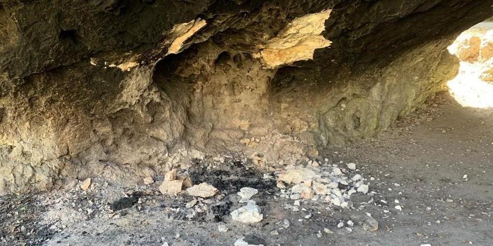 Unbekannte haben im Kesslerloch ein Feuer entfacht durch das Wände und Decke der Höhle beschädigt wurden.