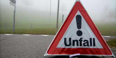 Haftung verloren: Eine 16-jährige Motorradfahrerin stürzt auf der Autobahn und zieht sich dabei leichte Verletzungen zu.