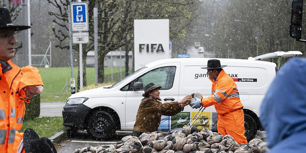 Mit 6500 Sand gefüllten Bällen, die er vor der Fifa-Zentrale in Zürich abgeladen hat, protestierte der deutsche Künstler Volker-Johannes Trieb gegen die Fussball-WM in Katar.