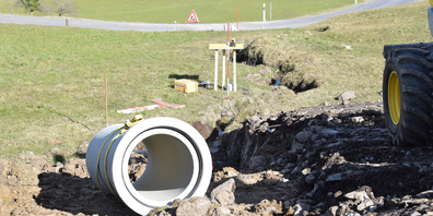 Damit das Wasser auch bei starkem Regen dorthin fliesst, wo es soll, werden Bachdurchläufe mit 80 cm Durchmesser eingebaut. 
