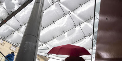 Neuschnee liegt auf dem Dach des Baldachins vom Berner Bahnhofsplatz.