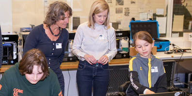 Die Gäste des go tec! Partner-Apéros konnten unter fachkundiger Begleitung von zahlreichen Kindern selbst in die Welt des go tec! Labors eintauchen. 