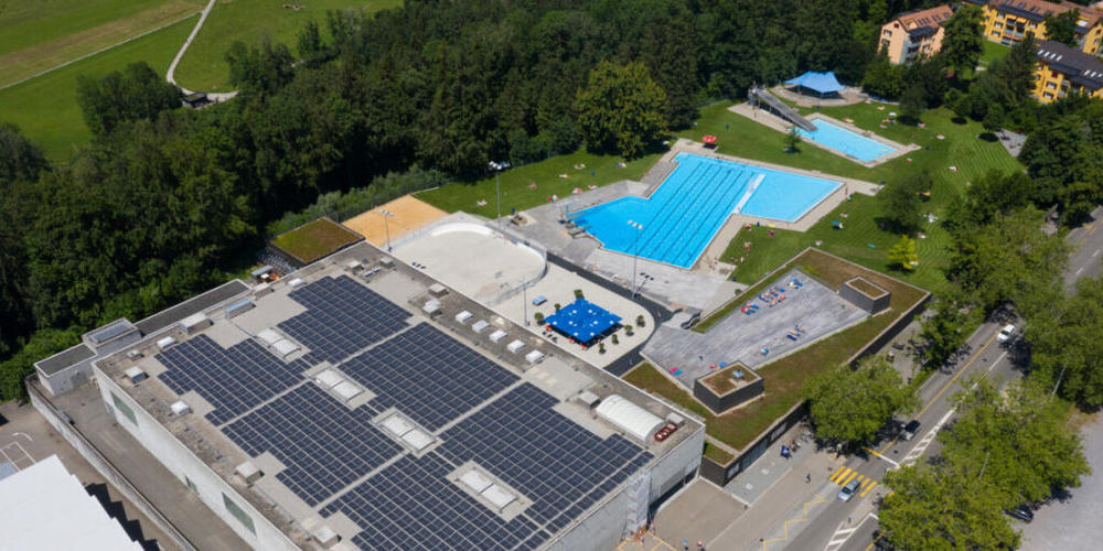 Die Photovoltaikanlage auf dem Dach der Eishalle Lerchenfeld ist die erste, die lokalen Solarstrom an die "St.Galler Solar Community" liefert.