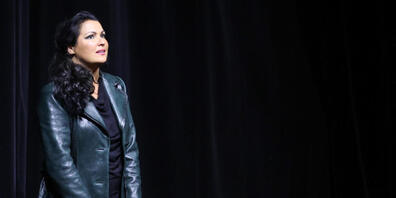 ARCHIV - Anna Netrebko steht beim Schlussapplaus der Premiere der Oper "Tosca" im Rahmen der Salzburger Festspiele im Großen Festspielhaus auf der Bühne. Netrebko ist nach ihrer Erklärung gegen den Angriff von Russlands Präsident Putin auf die Ukr...