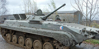 ARCHIV - Im Gewerbegebiet von Grimmen fährt ein Schützenpanzer (BMP-1) sowjetischer Bauart über eine Panzerstrecke. Die Bundesregierung hat einer Lieferung von Schützenpanzern aus Tschechien in die Ukraine zugestimmt. Foto: Stefan Sauer/dpa-Zentra...